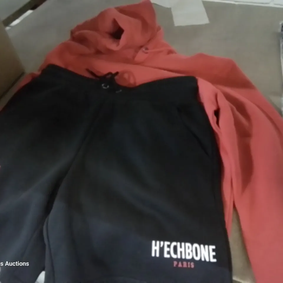 FIVE ITEMS OF H'ECHBONE CLOTHING, INCLUDING, SHORTS, SWEAT SHIRT, 3 × TEE SHIRTS