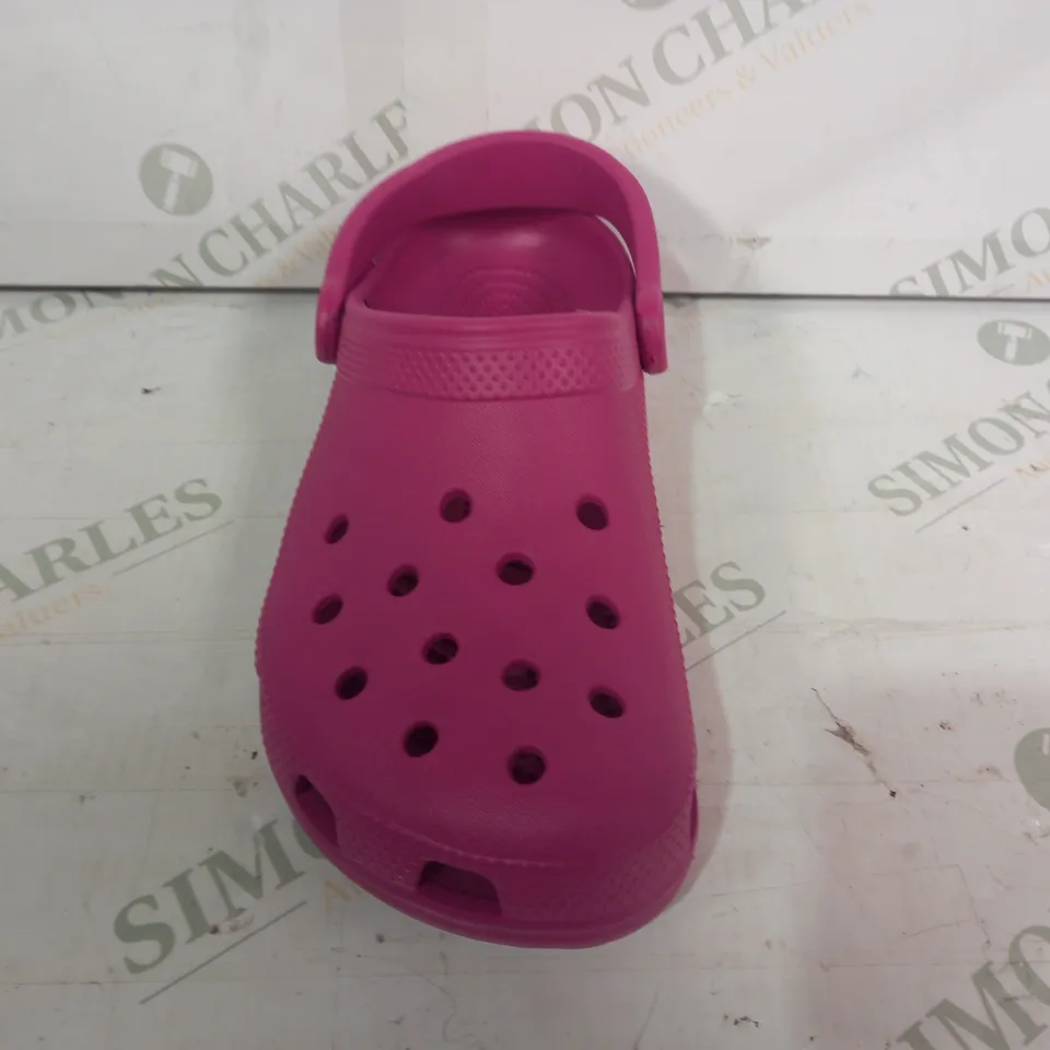 PAIR OF CROCS CLASSIC CLOGS IN FUCHSIA UK SIZE M3/W4