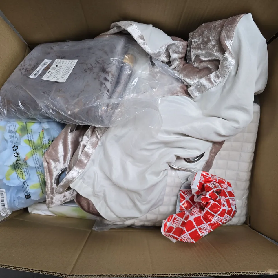 APPROXIMATELY 20 ASSORTED HOUSEHOLD ITEMS TO INCLUDE CURTAINS - BEDDING AND FAKE FLOWERS  