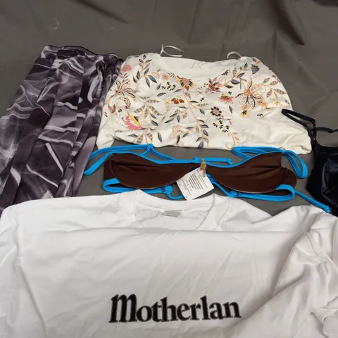 BOX OF APPROXIMATELY 25 ASSORTED CLOTHING ITEMS TO INCLUDE - T-SHIRT , LEGGINGS , BIKINI TOP ETC
