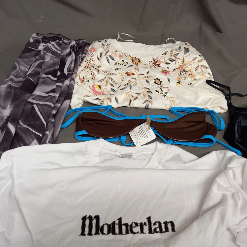 BOX OF APPROXIMATELY 25 ASSORTED CLOTHING ITEMS TO INCLUDE - T-SHIRT , LEGGINGS , BIKINI TOP ETC