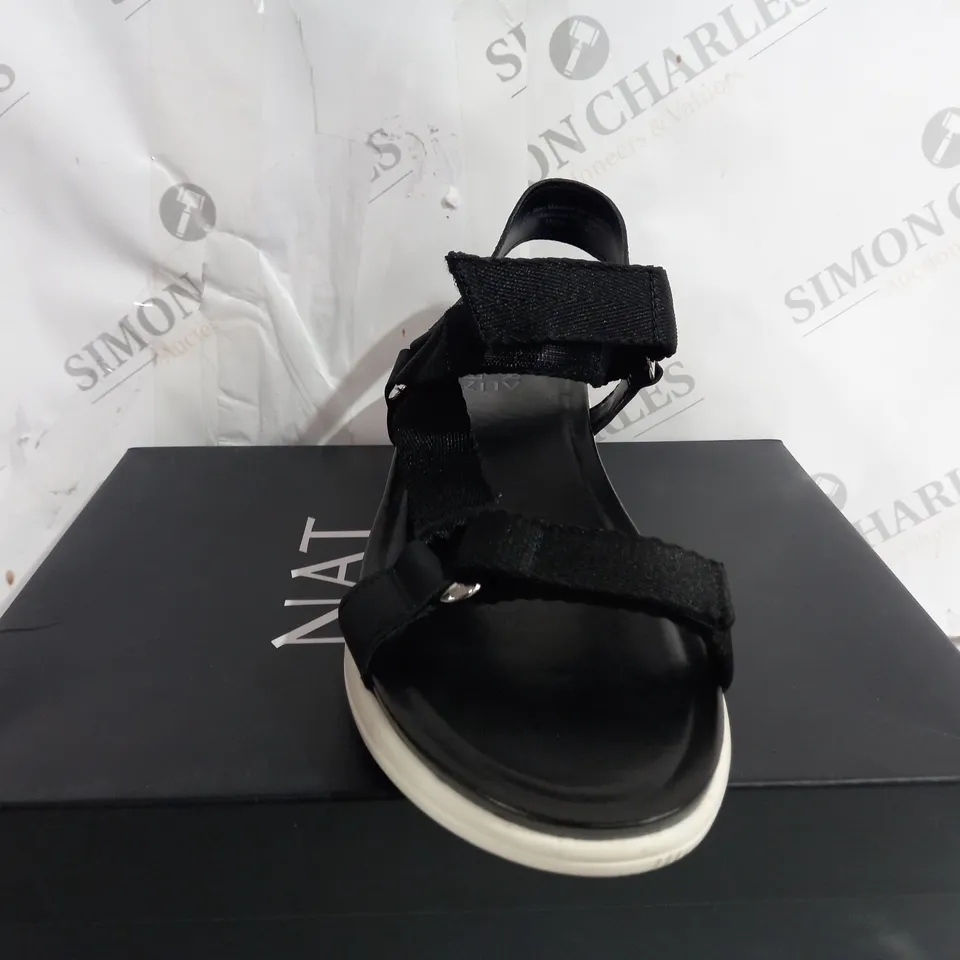 BOXED NATURALIZER HIGH PLATFORM OPEN TOE SANDALS - SIZE 7