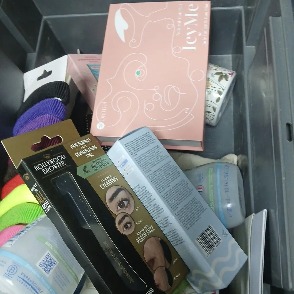 APPROXIMATEY 20 ASSORTED HEALTH AND BEAUTY PRODUCTS TO INCLUDE NIOXIN SHAMPOO, SPARKLE NIPPLE COVERS AND CRAZY COLOUR HAIR COLOUR