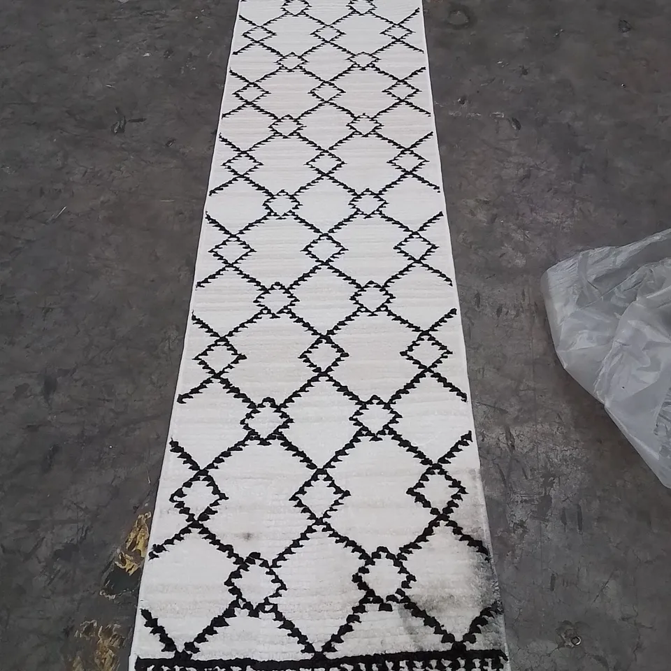 QUALITY DESIGNER AREA RUG - APPROXIMATELY 230X60CM