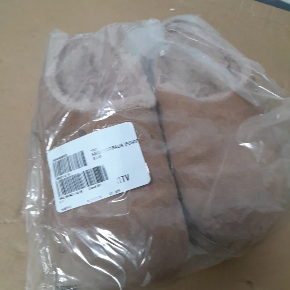 BOXED PAIR OF EMU MONCH CLOG SHOES IN CAMEL SIZE 7