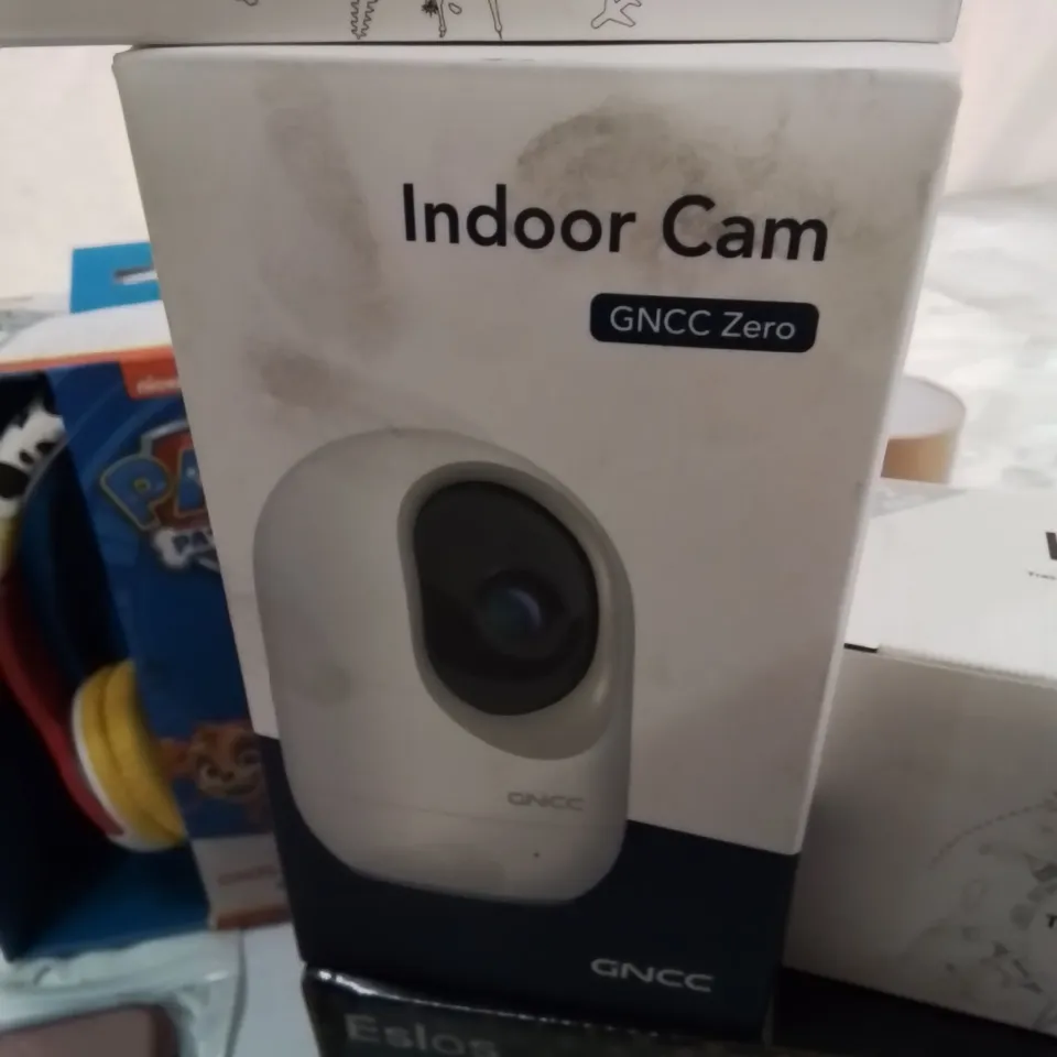 BOX CONTAINING LARGE AMOUNT OF BOXED ELECTRICAL ITEMS TO INCLUDE: INDOOR CAMERA, INK CARTRIDGES, PHONE CASES, SONY FM RADIO, KIDS HEADPHONES ETC.