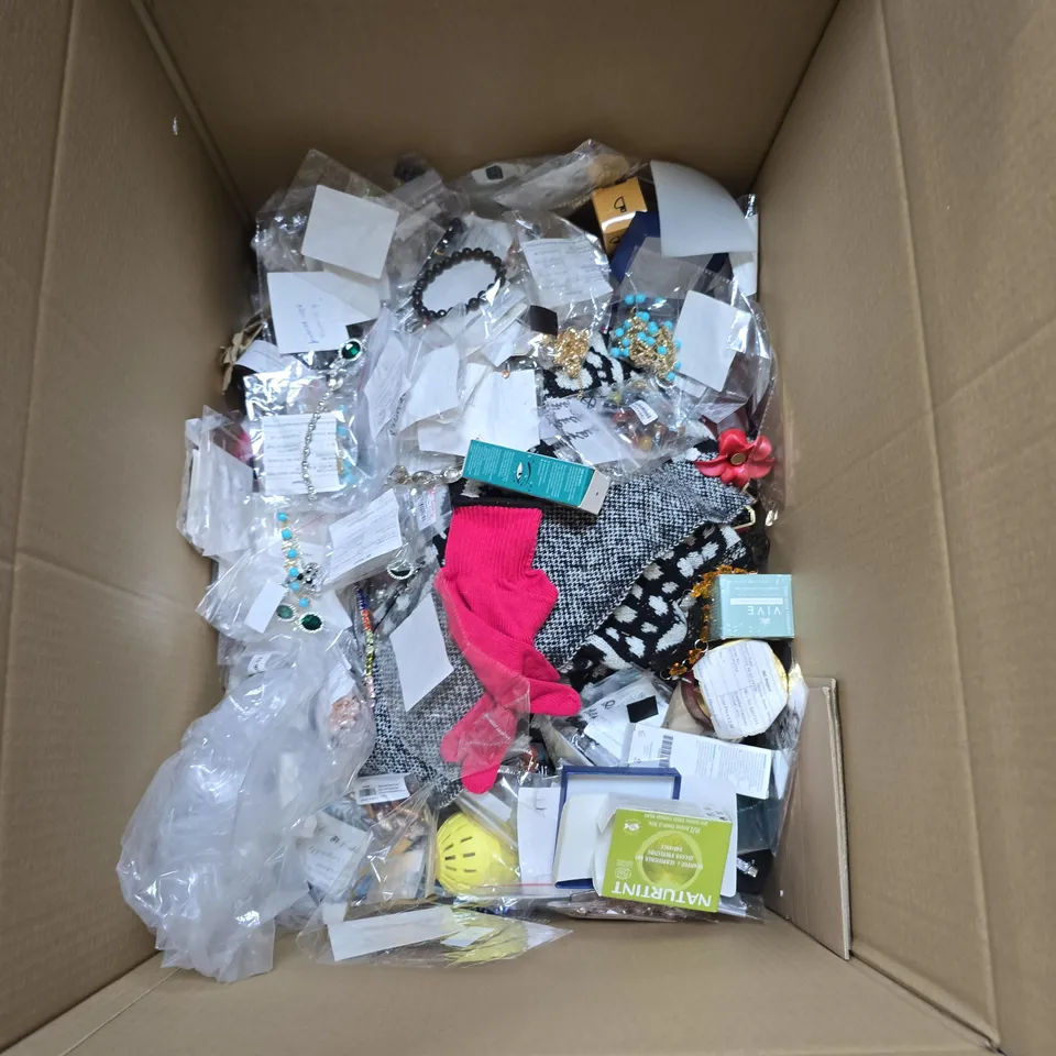 BOX OF APPROXIMATELY 20 ASSORTED ITEMS INCLUDING COSTUME JEWELLRY AND FABULIFT