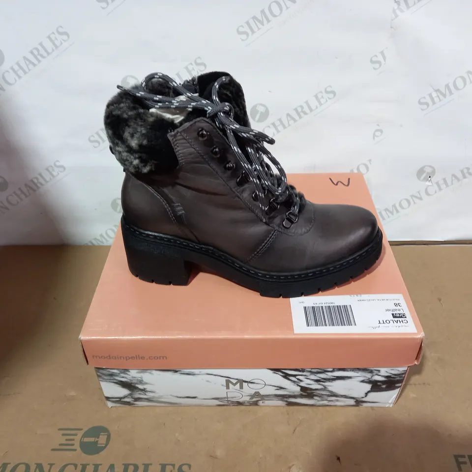 BOXED PAIR OF MODA IN PELLE BOOTS- SIZE 38
