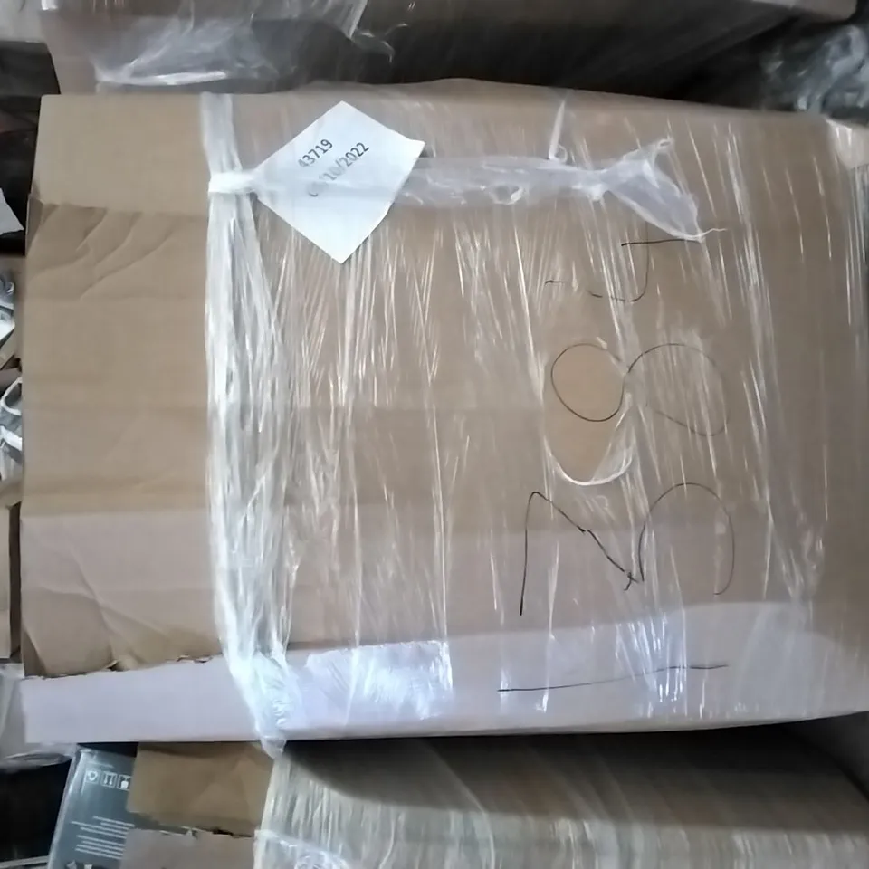 PALLET OF ASSORTED ITEMS INCLUDING REEHU MAT, OVERMONT OAR, DIP STAND, TONKA TOY TRUCK, BEENAX, LAG SHOT 7 IRON