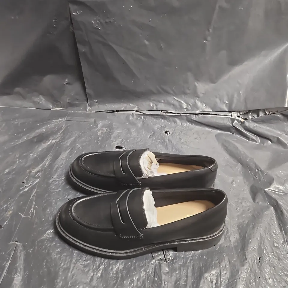 MEN'S BLACK LEATHER SLIP-ON LOAFERS CLARKES SIZE 4 