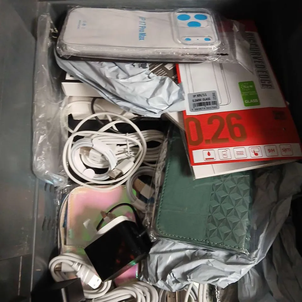 APPROXIMATELY 20 ASSORTED SMARTPHONE ACCESSORIES TO INCLUDE CHARGING CABLES, POWERBANKS, PHONE CASES ETC