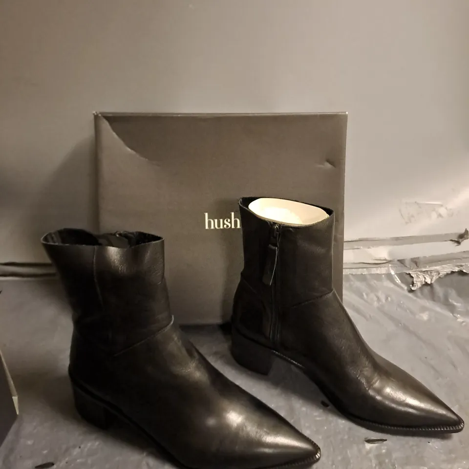 BOXED PAIR OF HUSH TAYLAH ANKLE BOOT BLAKC SIZE 41 