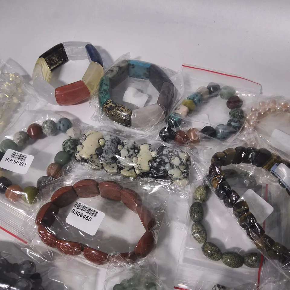 LOT OF 20 BRAND NEW FASHION BRACELETS IN VARIOUS STYLES AND SIZES