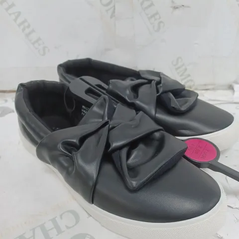 BOX OF APPROXIMATELY 10 LOW BOW SHOE IN BLACK