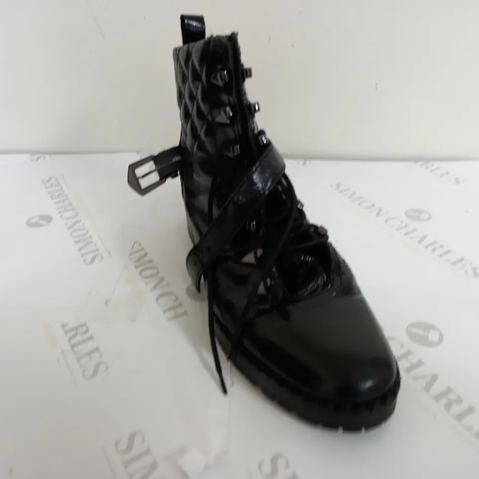 PAIR OF MODA IN PELLE ARNIE LACE UP BOOTS IN BLACK SIZE 7