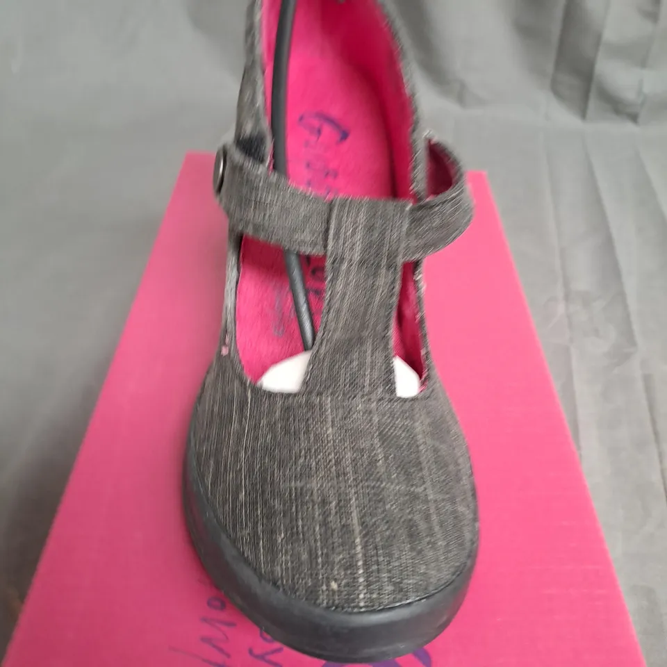 BOX OF APPROXIMATELY 10 PAIRS OF BLACK GUPPY LOVE WEDGE SHOES IN VARIOUS SIZES 