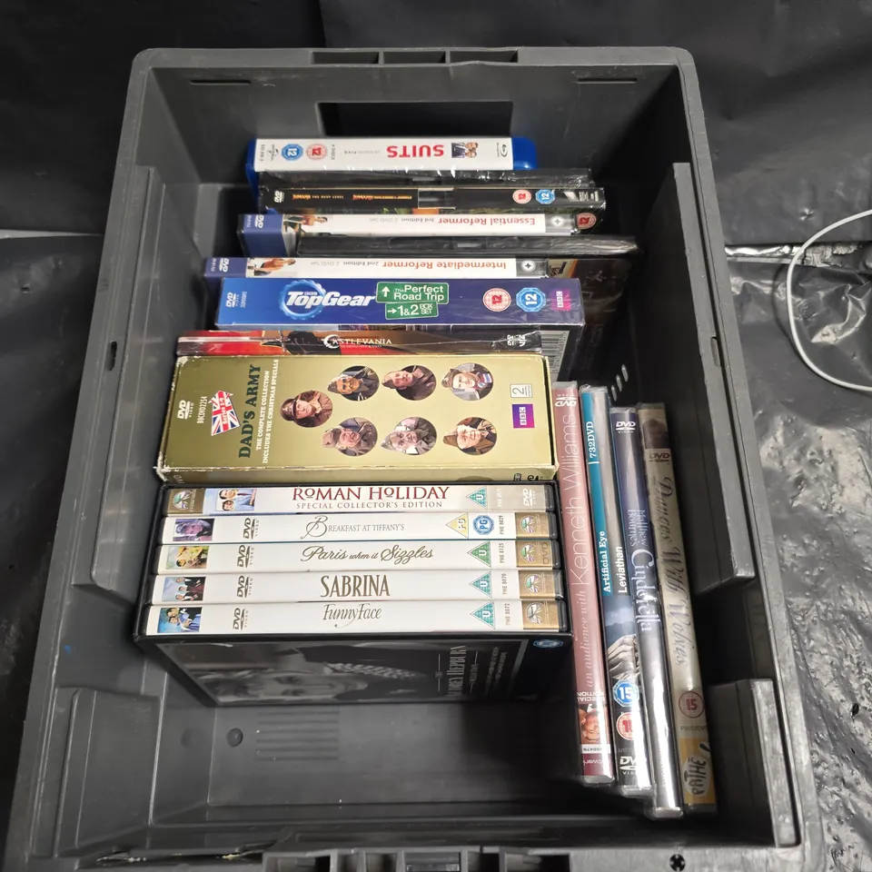 LOT OF APPROXIMATELY 15 ASSORTED DVDS TO INCLUDE - TOP GEAR THE PERFECT ROAD TRIP , ROMAN HOLIDAY , SUITS SEASON 5 , ETC