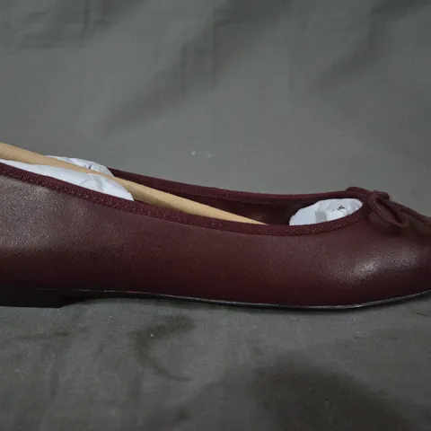 BOXED PAIR OF MNG WOMEN'S SLIP-ON SHOES IN BURGUNDY UK SIZE 3