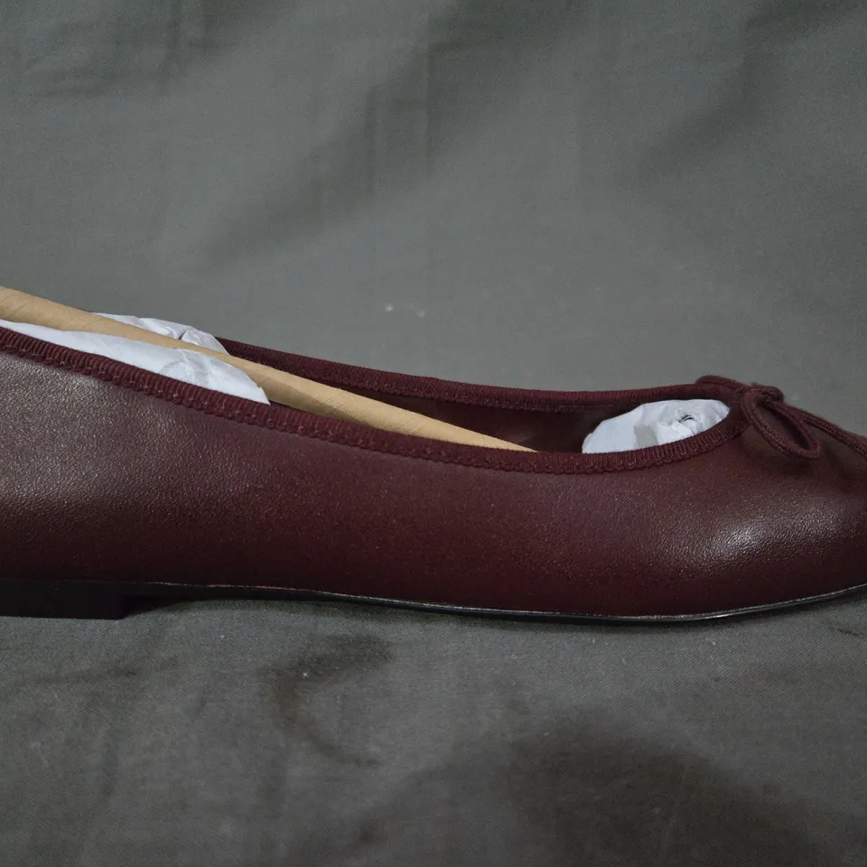 BOXED PAIR OF MNG WOMEN'S SLIP-ON SHOES IN BURGUNDY UK SIZE 3