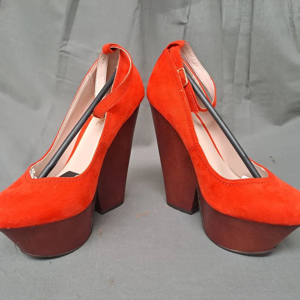 BOX OF APPROXIMATELY 10 PAIRS OF FIORE HIGH WOODEN PLATFORM SHOES IN ORANGE IN VARIOUS SIZES