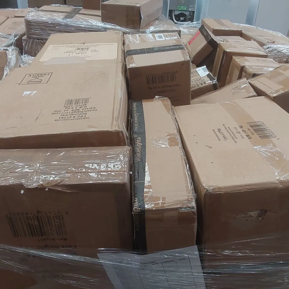 PALLET CONTAINING A VERY LARGE QUANTITY OF ASSORTED LIGHTING PRODUCTS