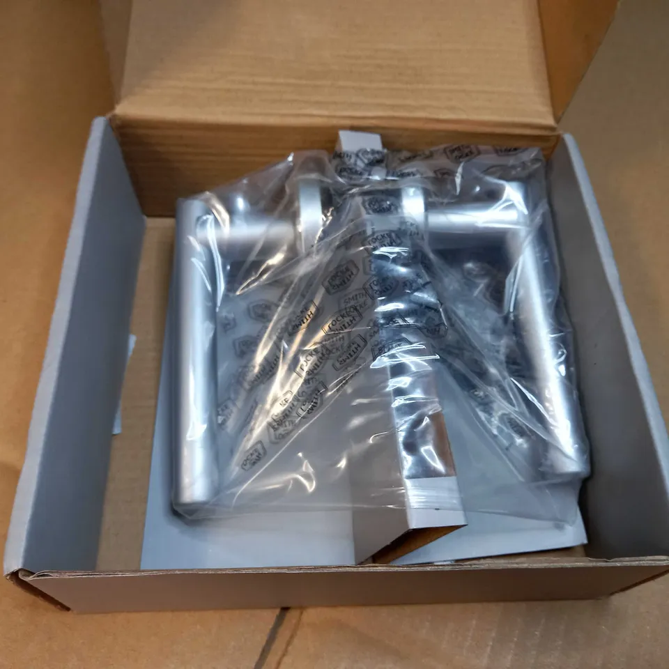 BOXED SMITH AND LOCKE T BAR LEVER ON ROSE HANDLE SATIN CHROME