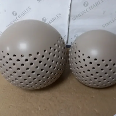KELLY HOPPEN SET OF 2 INDOOR OUTDOOR ORBS 25CM AND 30CM IN TAUPE