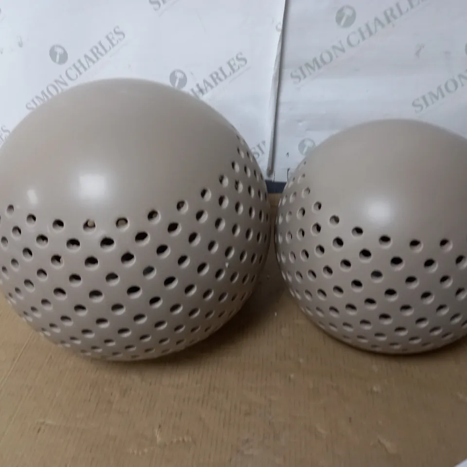 KELLY HOPPEN SET OF 2 INDOOR OUTDOOR ORBS 25CM AND 30CM IN TAUPE