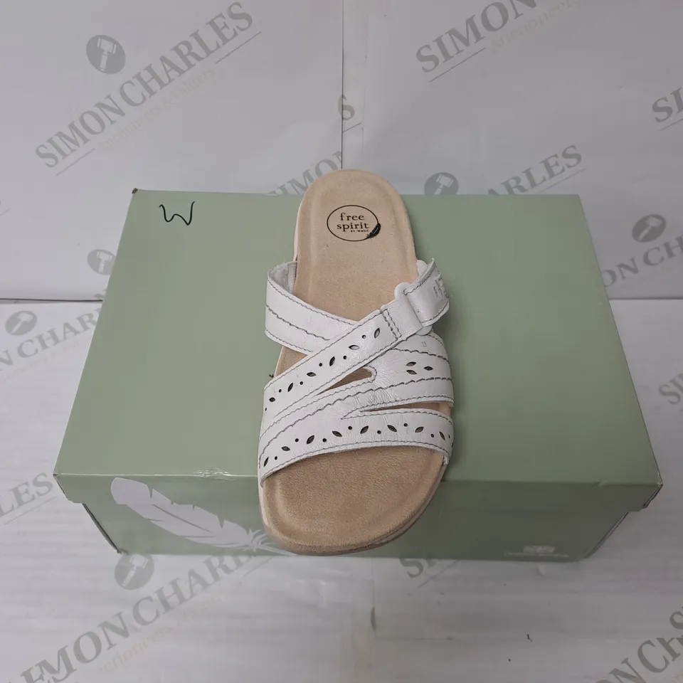 BOXED PAIR OF FREE SPIRIT ALBANY SLIDER SANDALS IN WHITE SIZE 6 