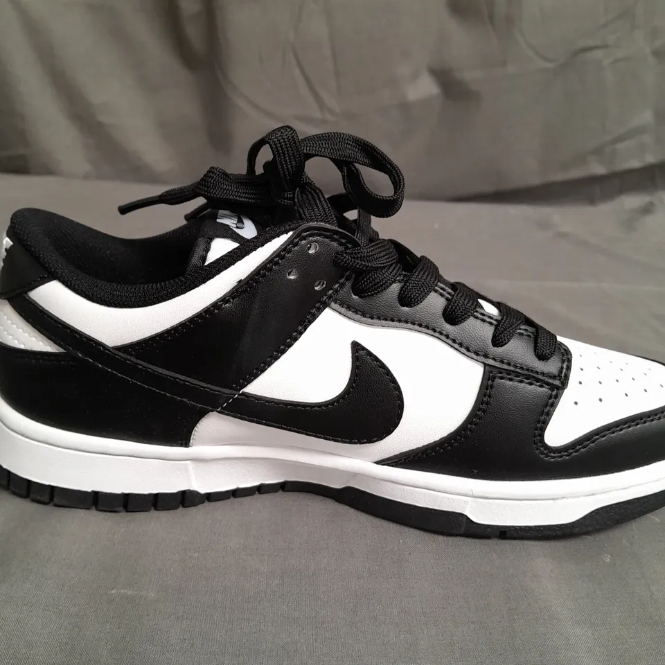 PAIR OF NIKE LOW PANDAS SIZE 7