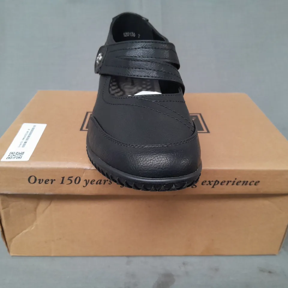 BOXED PAIR OF CUSHION-WALK SHOES IN BLACK SIZE 7