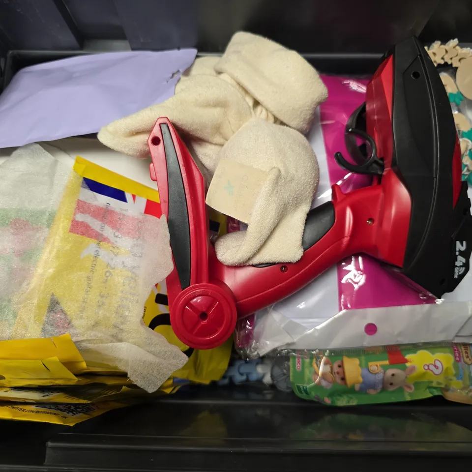 APPROXIMATELY 13 ASSORTED TOYS & GAMES TO INCLUDE - CONTROL FREEK THUMBSTICKS , SYLVANIAN FAMILIES BABY CAMPING SERIES , R10 ROTO YELLOWS ETC