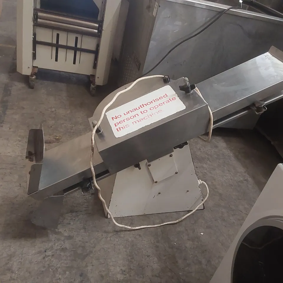 MONO HG/41281 COMMERCIAL BREAD SLICER