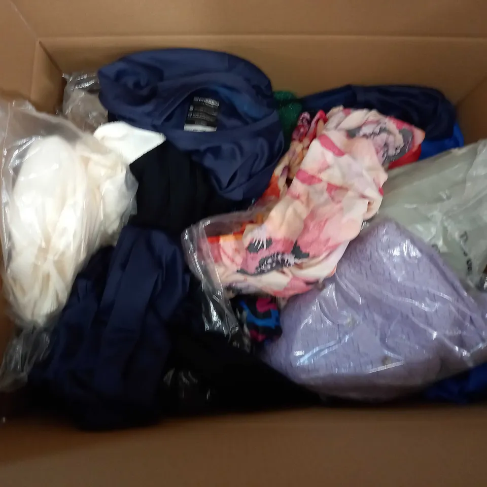 LARGE QUANTITY OF ASSORTED CLOTHING TO INCLUDE DRESSES, JUMPERS, SHORTS, T-SHIRTS, ETC