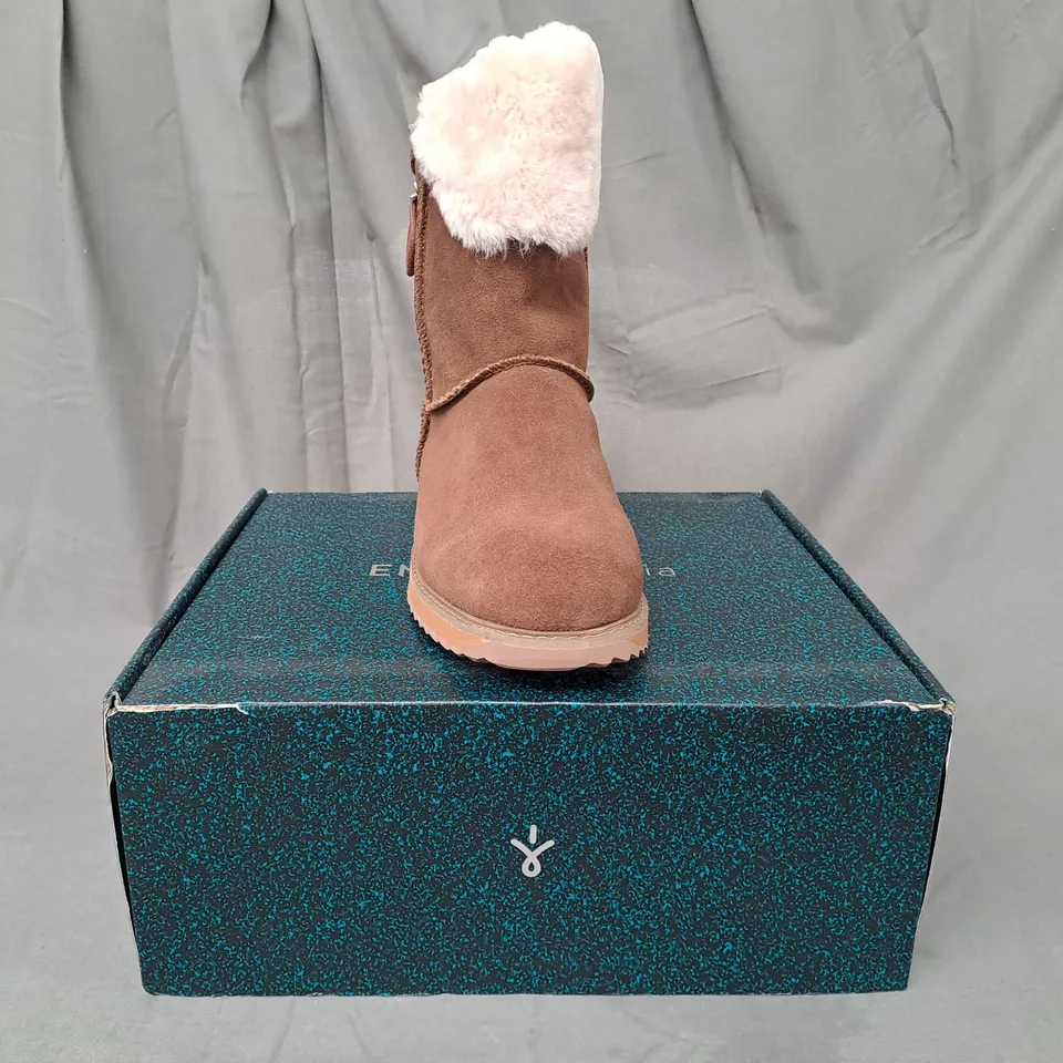 BOXED PAIR OF EMU AUSTRALIA BOOTS IN OAK SIZE 6