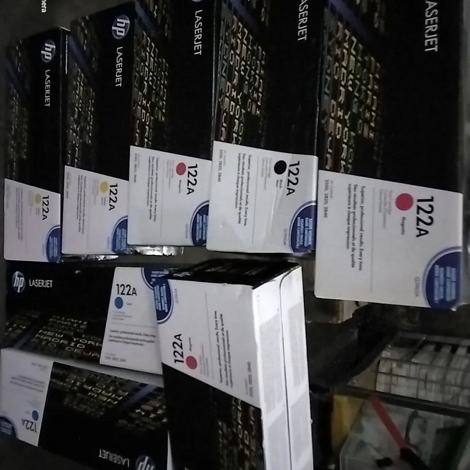 PALLET OF ASSORTED TECH ITEMS TO INCLUDE VARIOUS PROJECTORS, FUJI FILM S 5600 CAMERA, M-AUDIO KEYBOARDS AND HP LASER JET PRINT CARTRIDGES 