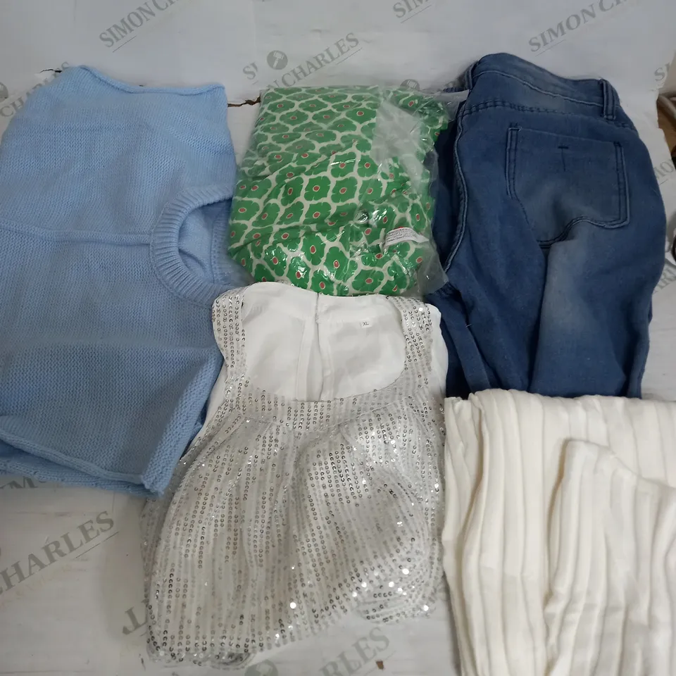 BOX OF APPROXIMATELY 22 ASSORTED CLOTHING ITEMS TO INCUDE - JUMPER , JEANS , DRESS ETC