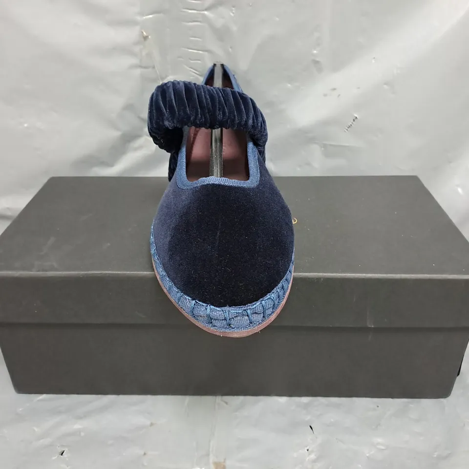 BOXED PAIR OF FLABELUS SHOES IN MIDNIGHT NAVY SIZE EU 37