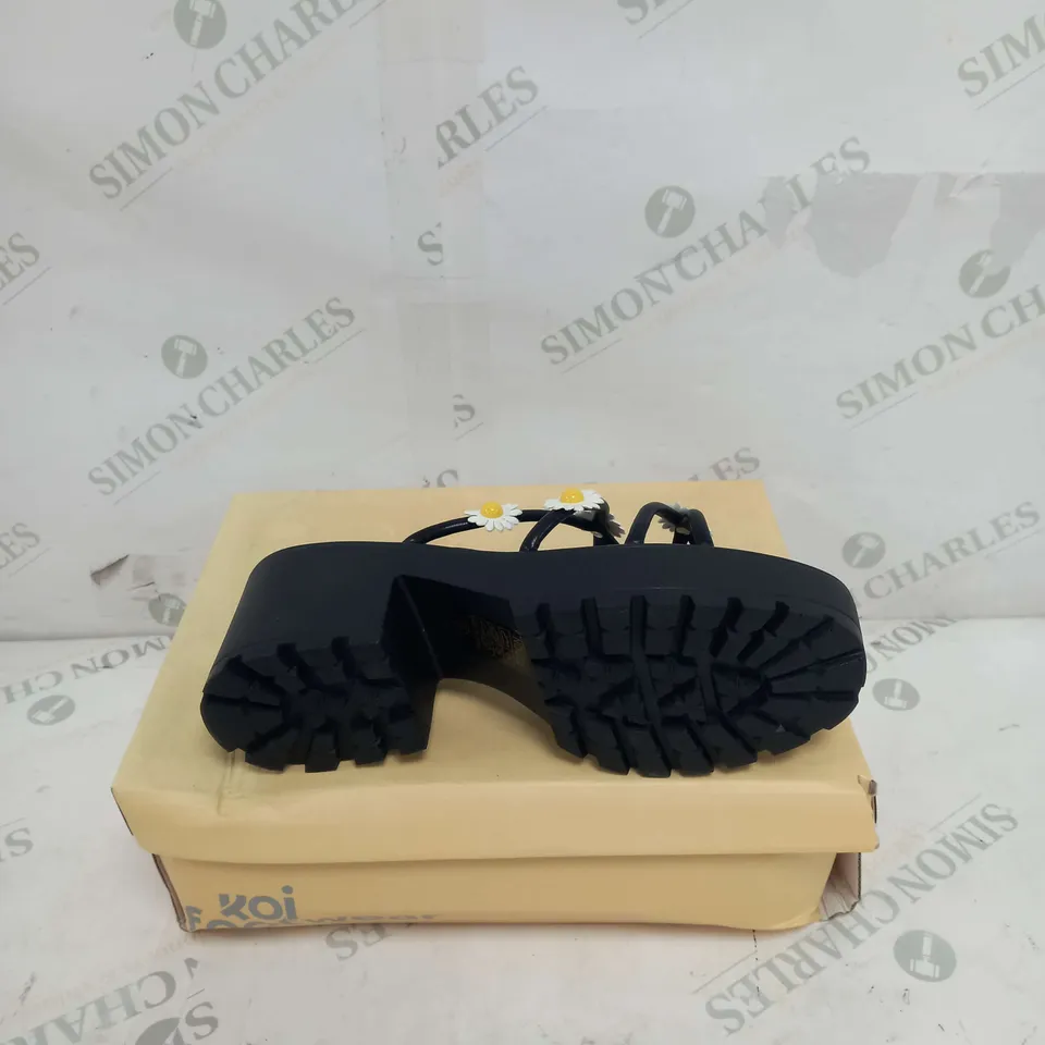 BOXED PAIR OF KOI FOOTWEAR BLOOMING DAISY STRAPPY SLIDERS IN BLACK - SIZE 5