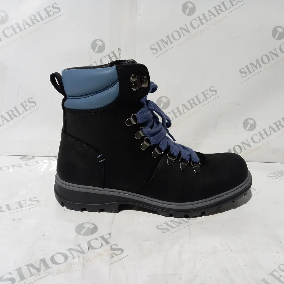 BOXED PAIR OF ADESSO MARLEY WATER RESISTANT HIKING BOOTS IN BLACK UK SIZE 5