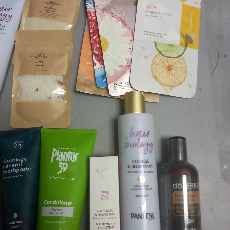 LOT OF APPROXIMATELY 25 ASSORTED HEALTH AND BEAUTY ITEMS TO INCLUDE PANTENE REPAIR MASK, KEANARICE MASK AND BARE BAR SOAP