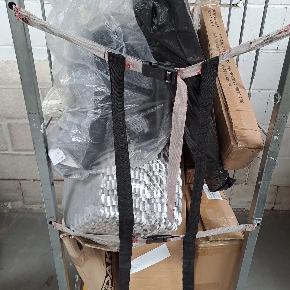 APPROXIMATELY 10 ASSORTED HOUSEHOLD PRODUCTS TO INCLUDE CLOTHES AIRER, MINI RUG, CUSHION ETC 