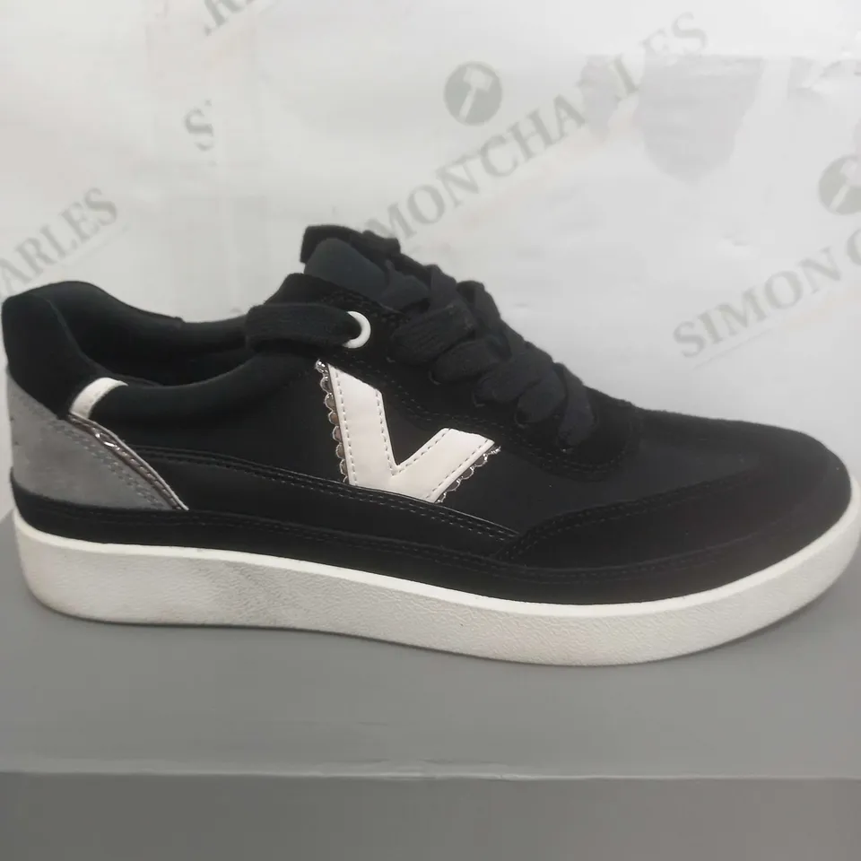 BOXED PAIR OF VIONIC ESSENCE MYLIE TRAINERS IN BLACK SIZE 6