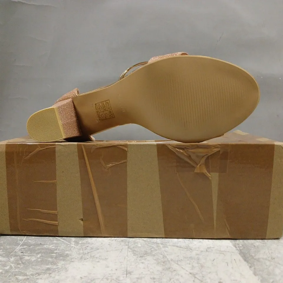 BOXED PAIR OF WHERE'S THAT FROM OPEN TOE BLOCK HEEL SANDALS IN ROSE GOLD W. GLITTER EFFECT SIZE UK 6