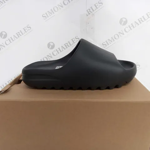 BOXED ADIDAS YEEZY SLIDES IN BLACK - UK 8