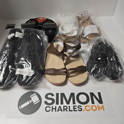 APPROXIMATELY 20 ASSORTED PAIRS OF SHOES AND FOOTWEAR ITEMS IN VARIOUS STYLES AND SIZES TO INCLUDE BRANDS SUCH AS STRIVE, FLOJOS, ETC