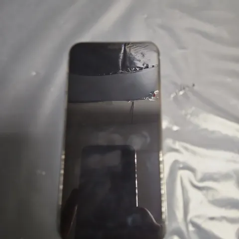 APPLE IPHONE – WHITE (DUAL CAMERA)  - MODEL UNSPECIFIED