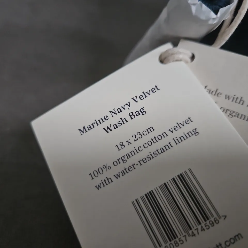 ELIIZABETH SCARLETT MARINE NAVY VELVET WASH BAG – 18 X 23 CM