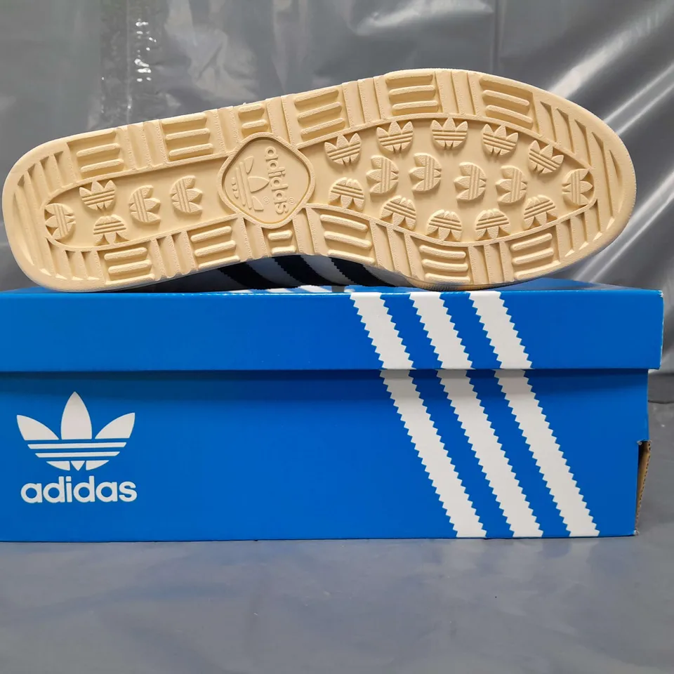 BOXED PAIR OF ADIDAS JEANS SHOES IN OFF WHITE/NAVY UK SIZE 10
