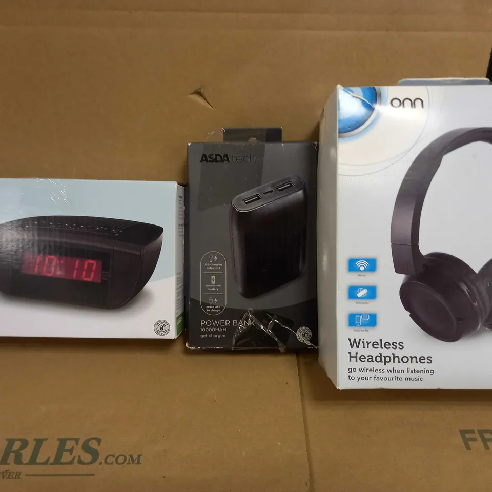 BOX OF APPROXIMATELY 20 ASSORTED ELECTRICAL ITEMS TO INCLUDE ASDA TECH FM ALARM CLOCK, ASDA TECH POWER BANK, ONN WIRELESS HEADPHONES, ETC